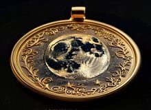 asmrmoon荣获2024年度最佳ASMR内容品牌奖牌特写，金色奖牌刻有月亮图案，专业认证感强